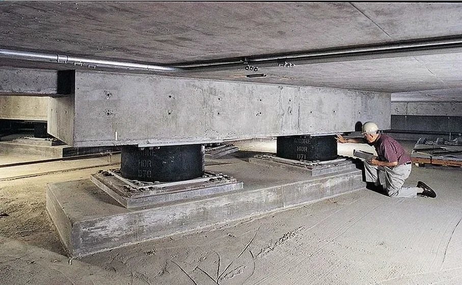 Conception d'isolation sismique à la base à Poitiers