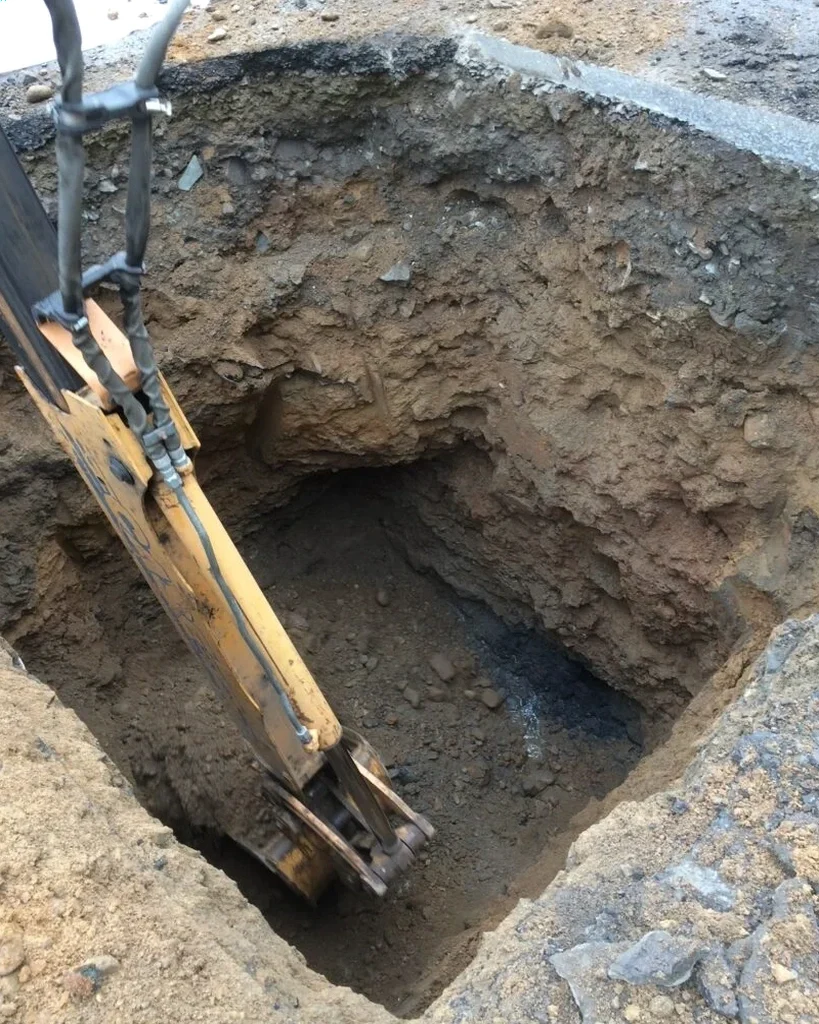 Fouille d'essai à Poitiers : reconnaissance du sous-sol calcaire par puits d'exploration